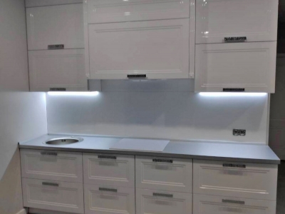 Встроенная подсветка в верхних ящиках кухни 