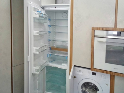 Кроме посудомойки, духового шкафа, свч и холодильника в кухне нашлось место и для встраиваемой стиральной машины