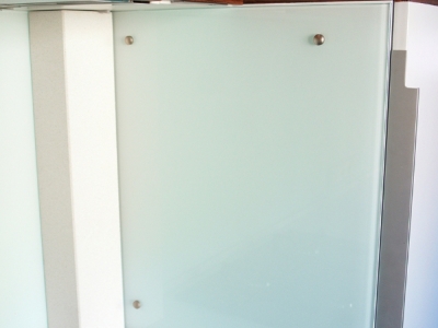 панель из стекла защищает стенку холодильника