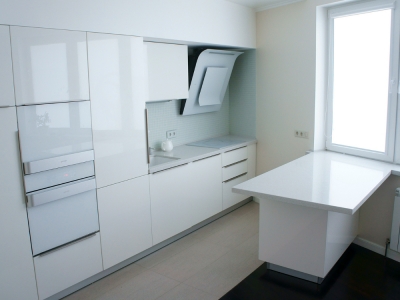 Специальный дизайн кухни решает проблему нестандартных 75-градусных углов помещения