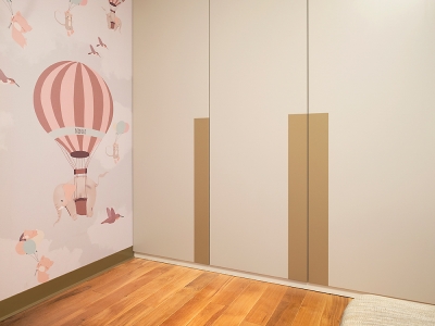 В детской комнате также расположены шкафы для хранения. Секция выполнена в одном цвете с входной дверью. 