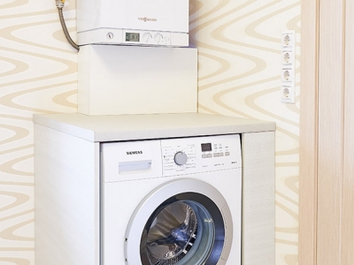 Аккуратная зашивка встраиваемой стиральной машины придает большую аккуратность конструкции