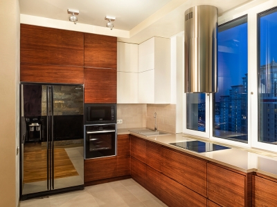 Для кухни специально подобрана модель холодильника, которую можно установить вплотную к стене, чтобы могла открываться дверца.