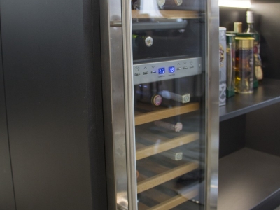 В остров кухни встроен винный холодильник