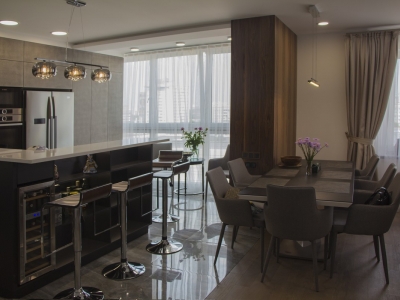 Кухня, лоджия и гостиная представляют собой единое пространство, в котором кухня является центром композиции 