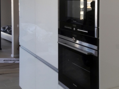 Встроенный холодильник вместе со  встроенным морозильником достаточно вместимы,  для хранения припасов  большой семьи