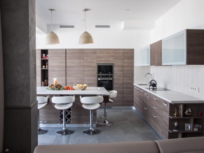 -большая кухонная зона  с объединенным пространством помещения требует грамотно спланированный кухонный гарнитур