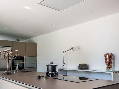 Встроенная вытяжка в потолок, стандартное решение для островных моделей кухонь