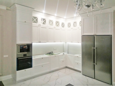 Высокие пенальной конструкции ящики позволяют использовать данную модель кухни в помещении с высокими потолками
