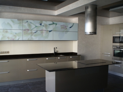 Фасады кухни выполнены из акрилового пластика