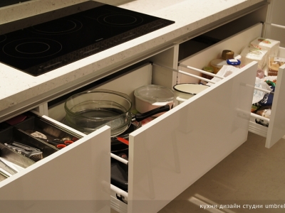 Кухня оснащена выдвижными австрийскими механизмами blum tandembox