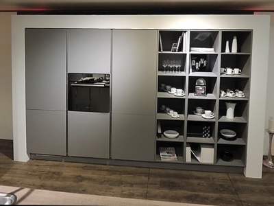 В пенальной конструкции кухни гармонично сочетаются открытые ящики, позволяющие их функционально использовать в  квартире студии
