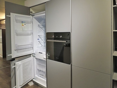 Встроенный холодильник необходимое решение для квартиры студии