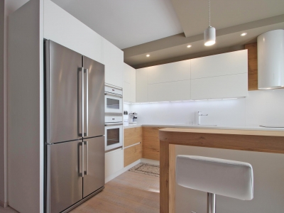Большой холодильник под нержавейку гармонично вводят в кухню элементы металла, что не противоречит современному стилю