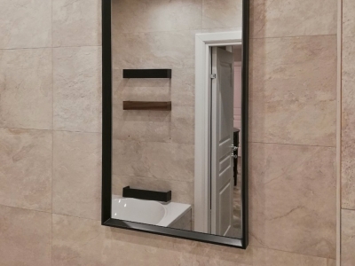 Зеркало в ванную комнату, а также полочки изготовлены под заказ