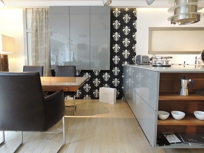 В объединенном пространстве комнаты с кухней, присутствует дополнительная мебель, изготавливалась вместе с кухонной мебелью
