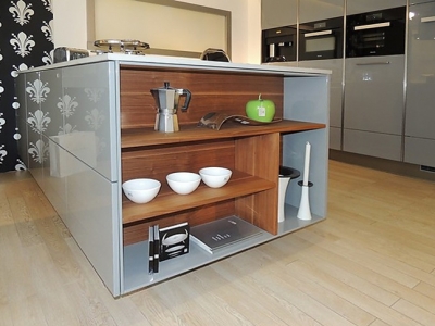 Открытые ниши ящиков придают дизайнерский вид кухонной мебели