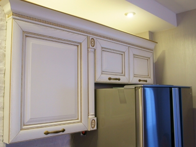 холодильник обыгран шкафами, выполненными по индивидульному проекту