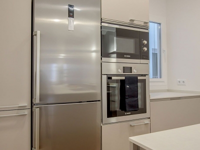 Отдельно стоящий холодильник  четко встроен в пенальную конструкцию