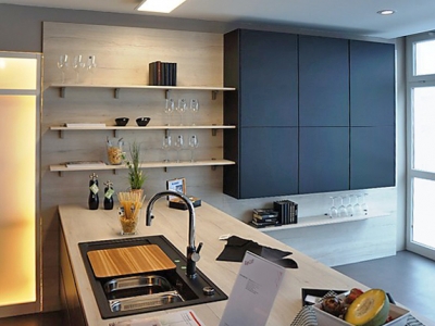 Данное дизайнерское исполнение мебели показывает как, на больших пространствах помещении, лаконично и стильно организовать кухонную мебель