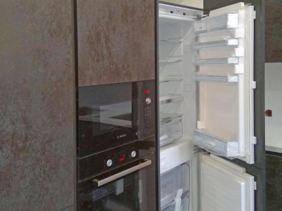 Справа и слева от пенала с духовым шкафом и свч встроены два холодильника