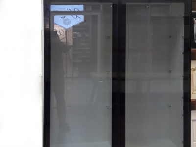 Глянцевый мдф, графитовое стекло, черный алюминиевый профиль придают шкафу необходимую роскошь
