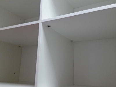 Металлезированный скрытый крепеж, кроме внешнего эстетического вида шкафа,  придает ему надежную конструктивную устойчивость