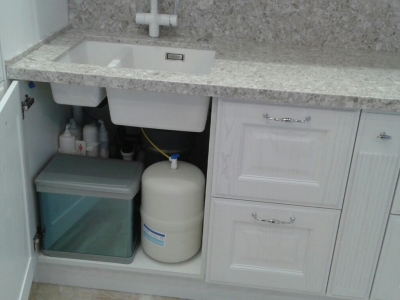 Выдвижное ведро для бытовых отходов и система очистки воды разместились в шкафу под мойкой