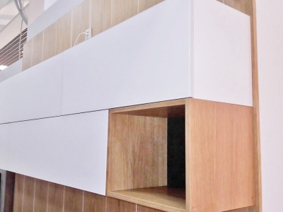 Комбинорованные ящики с открытыми нишами придают дизайнерскую легкость верхней конструкции ящиков кухни. 