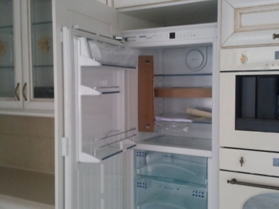 встраиваемый холодильник на кухне