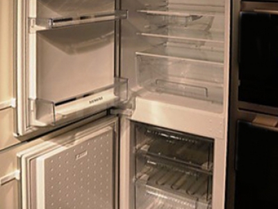 Встроенный холодильник хорошо соответствует нужному стилю кухни