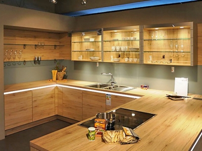Открытые стеклянные полки, встроенная система подсветки, придают кухне индивидуальный дизайнерский вид- при среднем бюджете клиента