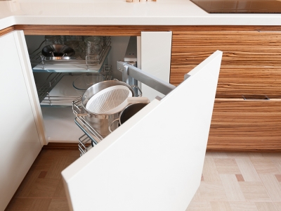выдвижная корзина kessebohmer  для хранения  посуды в углу кухни