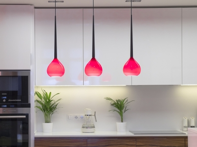 яркие контрастные светильники отлично украшают  кухню