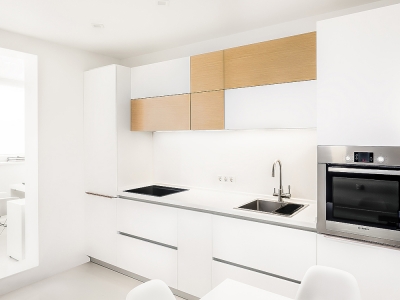 традиционное   решение для небольшой кухни.  "Линейный" дизайн отлично украсится яркими элементами в минималистичном стиле. 