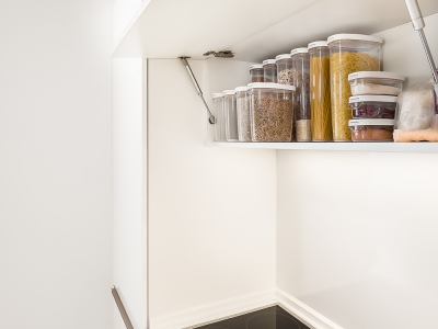 шкафы и ящики вмещают значительно больше, если подобрать соответсвующие емкости для хранения.