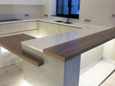 Три уровня горизонтальных поверхностей в кухне: поверхность основной рабочей столешницы, стола и барной стойки 