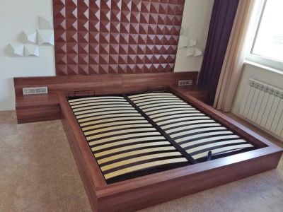 Двуспальная кровать задняя панель в одном стиле изготавливалась по заданию архитектора