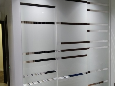 Эксклюзивный встроенный шкаф имеет специальную немецкую систему закрывания