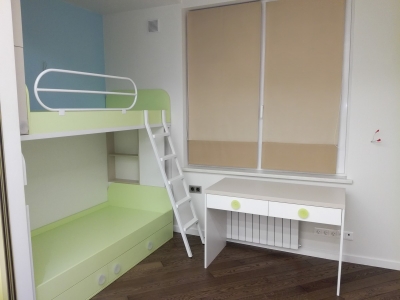 Детская комната содержит нужную корпусную мебель для нормальной функциональной жизнедеятельности 2 детей