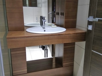 В зеркале ванной комнате специально вырезались отверстия под сантехнические трубы