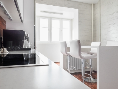 ширина стойки позволяет полностью задвигать стулья, тем самым освобождая пространство между кухней и стойкой.