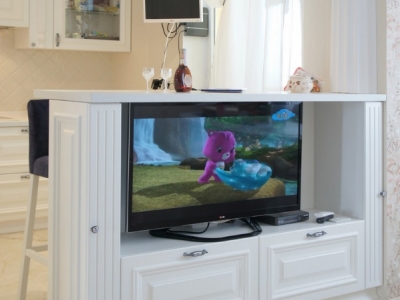 телевизонная панель встроена в островную часть кухни