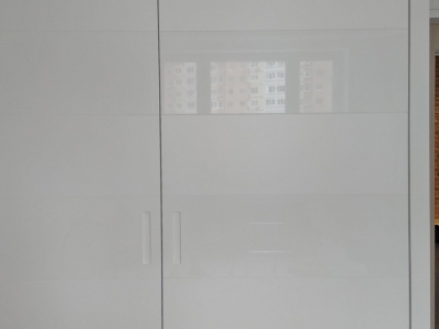 Встроенный шкаф купе фасады, лакированные с комбинацией эффекта мат-глянец