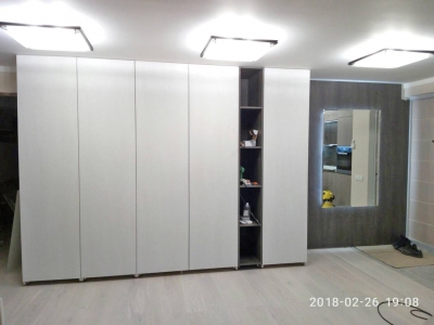 Шкафы в объединенном коридоре изготавливались под заданный заказ архитектора