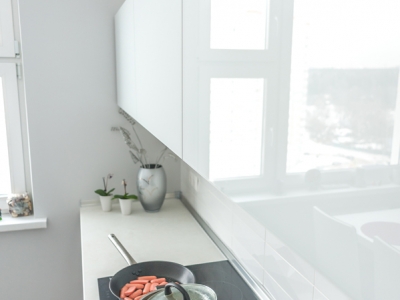 стекло зрительно увеличивает пространство кухни