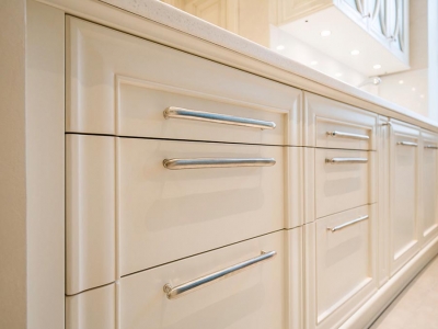 Кухня в классическом стиле, шелковисто жемчужно белые матовые фасады из  мдф   со сложной фрезеровкой придают кухне необходимую роскошь.