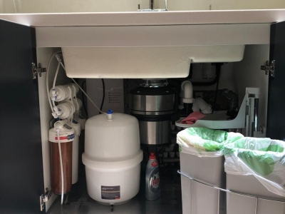 В большом ящике под мойкой размещаются так необходимые на кухне: система очистки воды, измельчитель пищевых отходов и выдвижная система для сбора мусора OKO CENTER