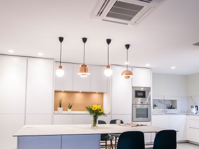 Облегченность белой матовой эмали позволяет без зрительной нагрузки сделать кухонный гарнитур  до потолка