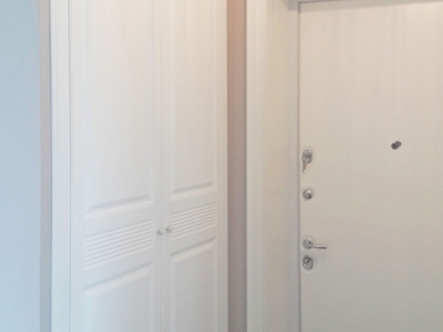 В небольшом узком коридоре хорошо вместимый шкаф на две двери